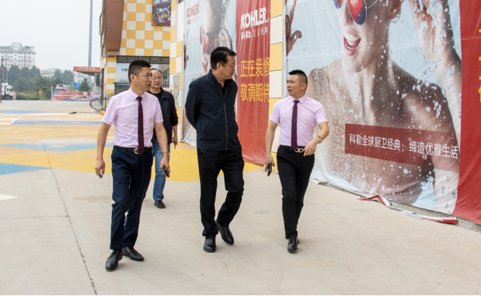 鹤壁市国家经济技术开发区管委会主任李雷一行莅临万洲汇现场办公指导工作