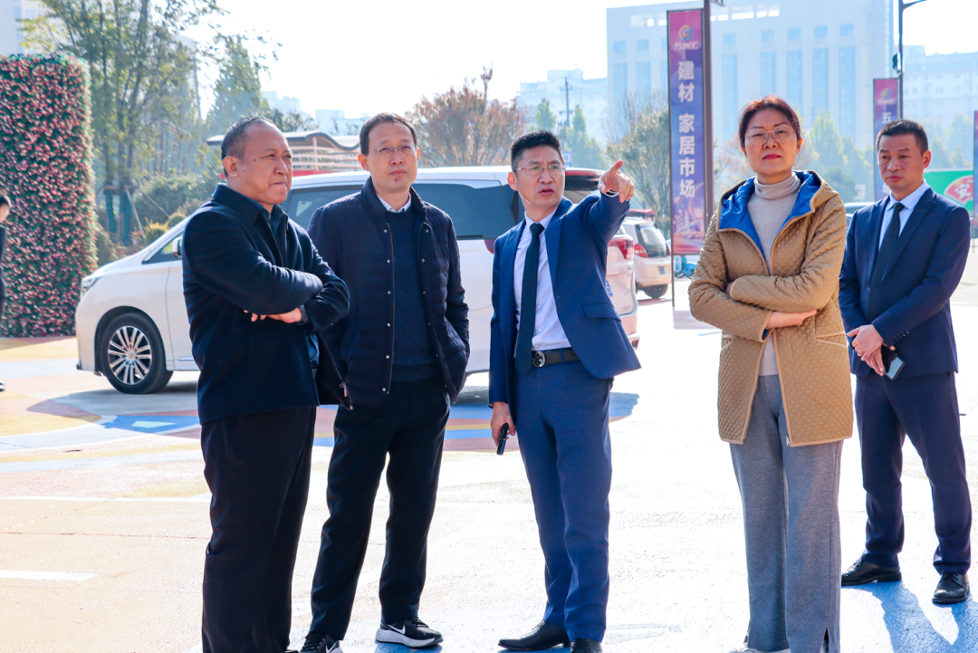 鹤壁市经济技术开发区党工委委员、管委会副主任李飞等领导一行莅临万洲汇现场办公指导工作