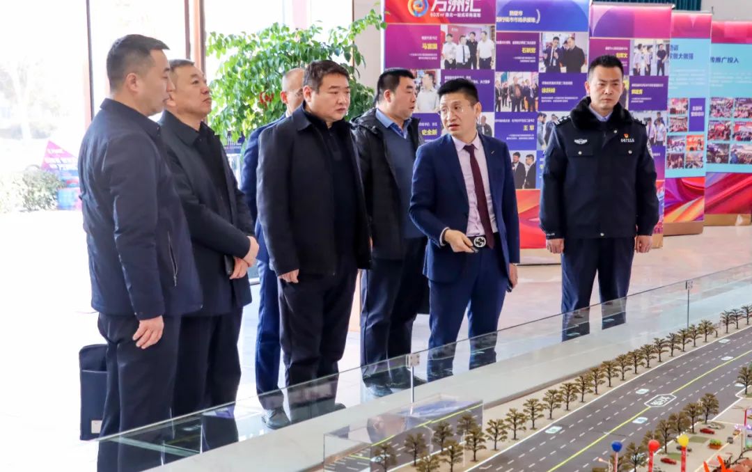 鹤壁市公安局副局长孙正阳带领淇滨区公安分局和开发区公安分局主要领导一行莅临万洲汇现场办公