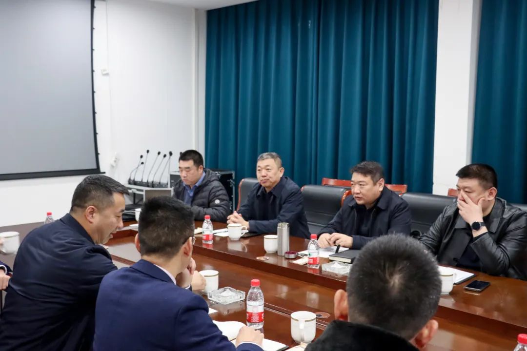 鹤壁市公安局副局长孙正阳带领淇滨区公安分局和开发区公安分局主要领导一行莅临万洲汇现场办公