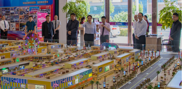 鹤壁市国家经济技术开发区管委会主任任晓云一行莅临万洲汇现场办公指导工作
