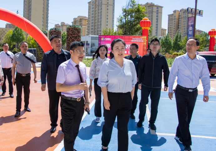 鹤壁市国家经济技术开发区管委会主任任晓云一行莅临万洲汇现场办公指导工作