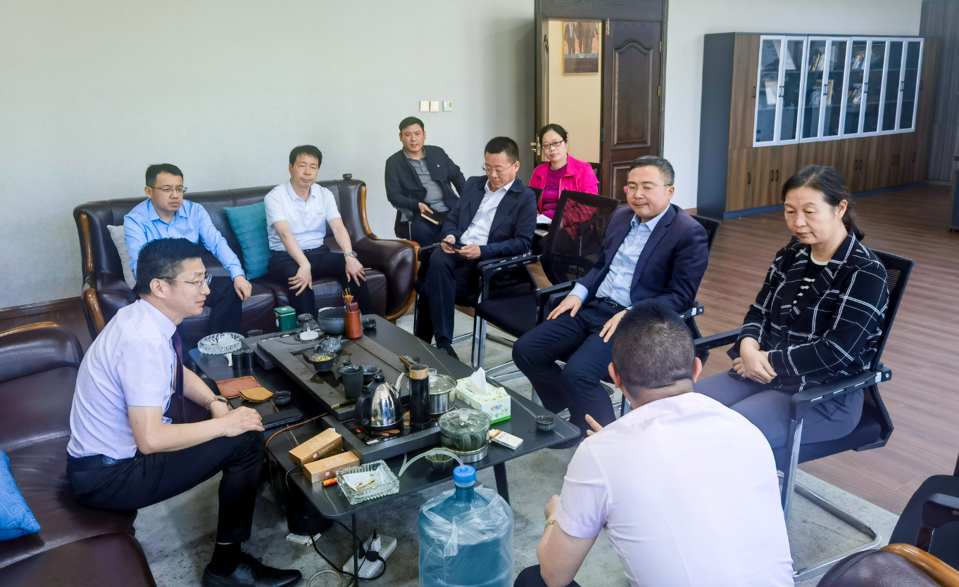 鹤壁市商务局局长、党组书记李红生莅临万洲汇春季家具博览会现场办公指导工作