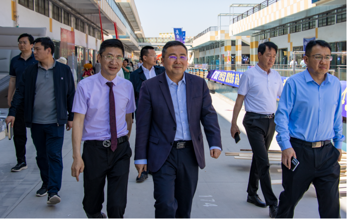 鹤壁市商务局局长、党组书记李红生莅临万洲汇春季家具博览会现场办公指导工作