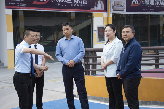 鹤壁市人民政府副市长王强,携相关职能部门领导一行莅临万洲汇指导工作