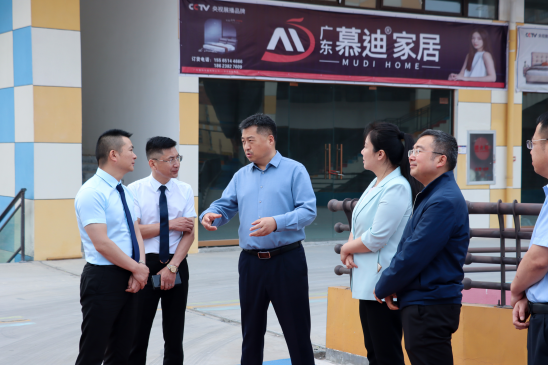 鹤壁市人民政府副市长王强,携相关职能部门领导一行莅临万洲汇指导工作