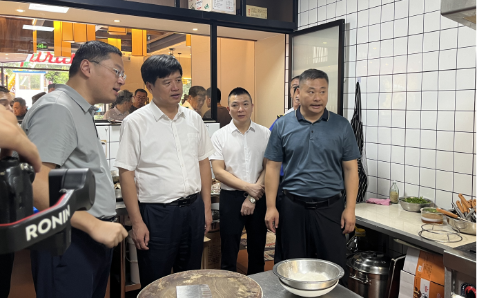 枣庄市委常委、常务副市长李守江一行莅临万洲第一街调研指导工作