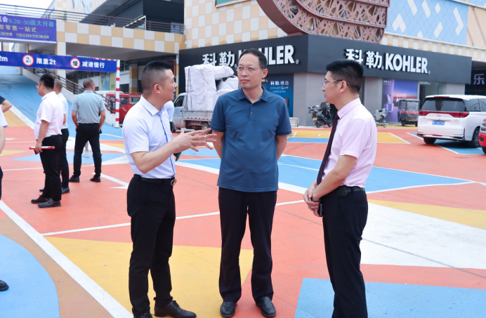 鹤壁市经济技术开发区工委委员、管委会副主任李飞,莅临万洲汇现场办公指导工作