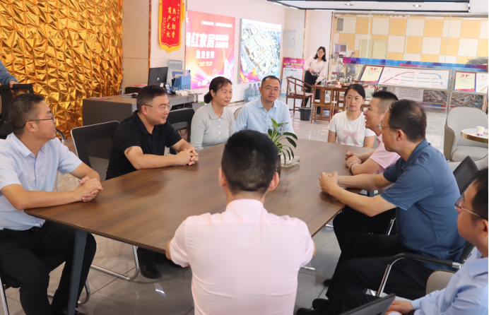 鹤壁市商务局党组书记、局长李红生莅临万洲汇“万人家居建材团购会”现场办公指导工作