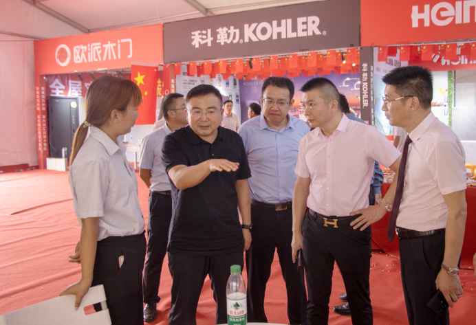 鹤壁市商务局党组书记、局长李红生莅临万洲汇“万人家居建材团购会”现场办公指导工作