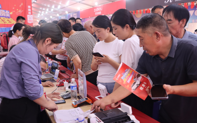 鹤壁市商务局党组书记、局长李红生莅临万洲汇“万人家居建材团购会”现场办公指导工作