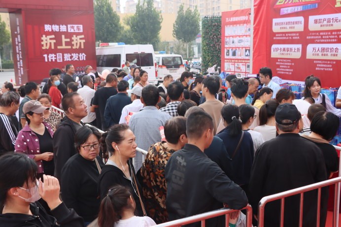鹤壁市商务局党组书记、局长李红生莅临万洲汇“万人家居建材团购会”现场办公指导工作