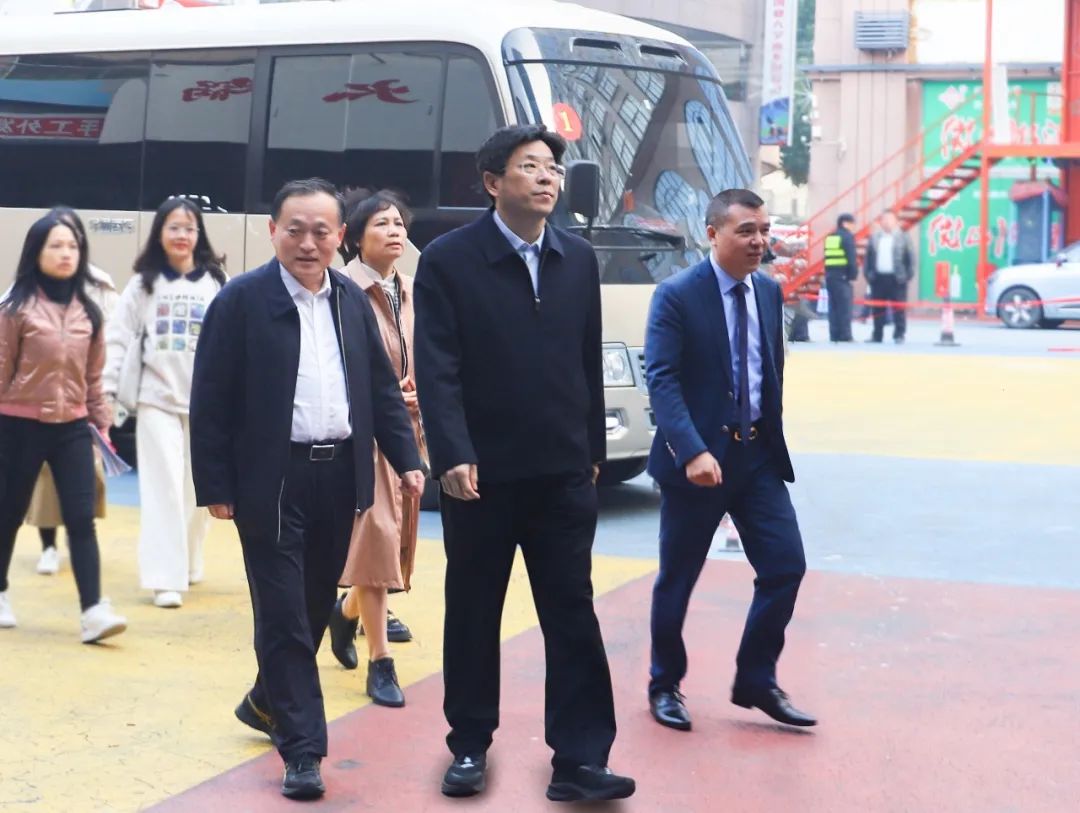 枣庄市工商联党组副书记、副主席龙翼天一行,莅临万洲第一街、常商会参观指导工作