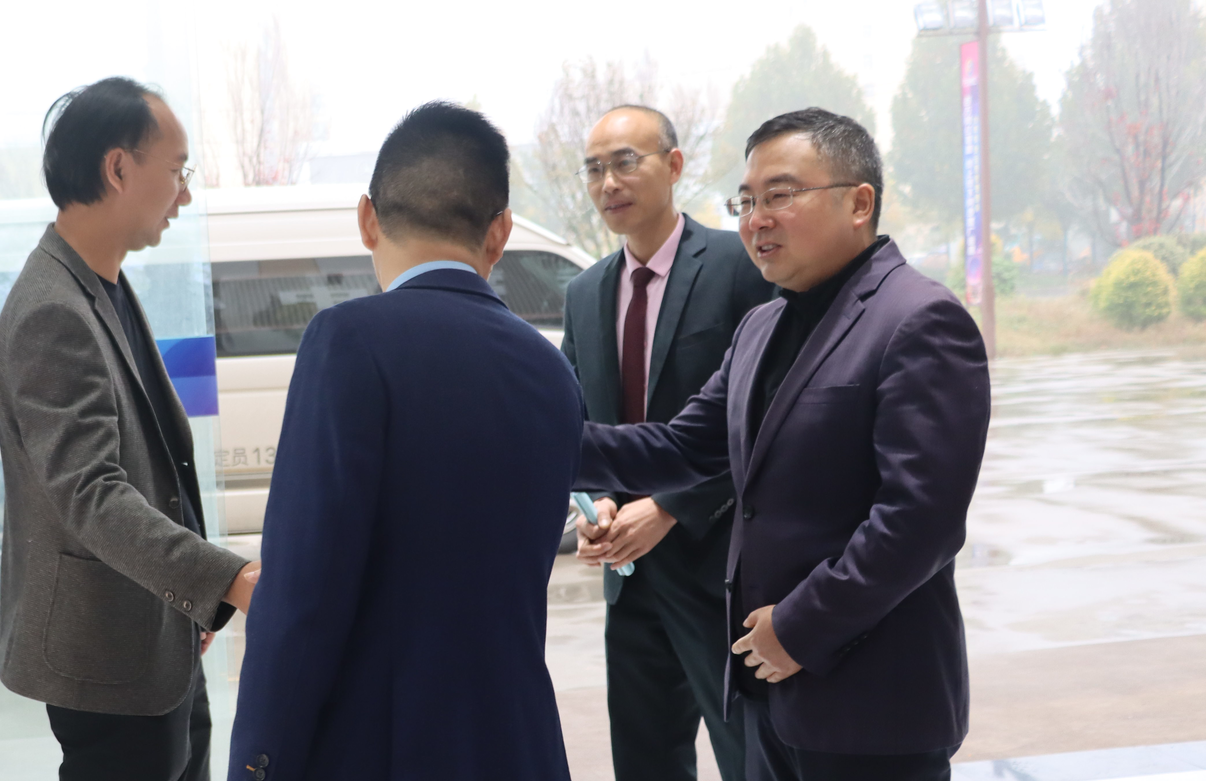 鹤壁市商务局局长李红生,莅临万洲汇现场办公指导工作