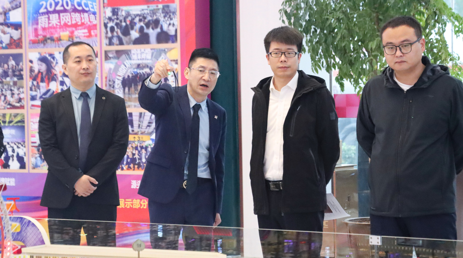河南农商银行、鹤壁市农商银行相关领导莅临万洲汇支持市场商家发展
