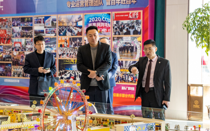 鹤壁农商行营业部负责人王若飞一行莅临万洲汇支持市场商家发展