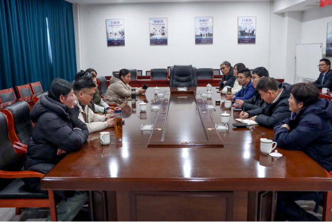 开发区海河街道联合农商行、邮储银行、建设银行、中原银行,送贷款金融优惠政策进万洲汇支持商家发展