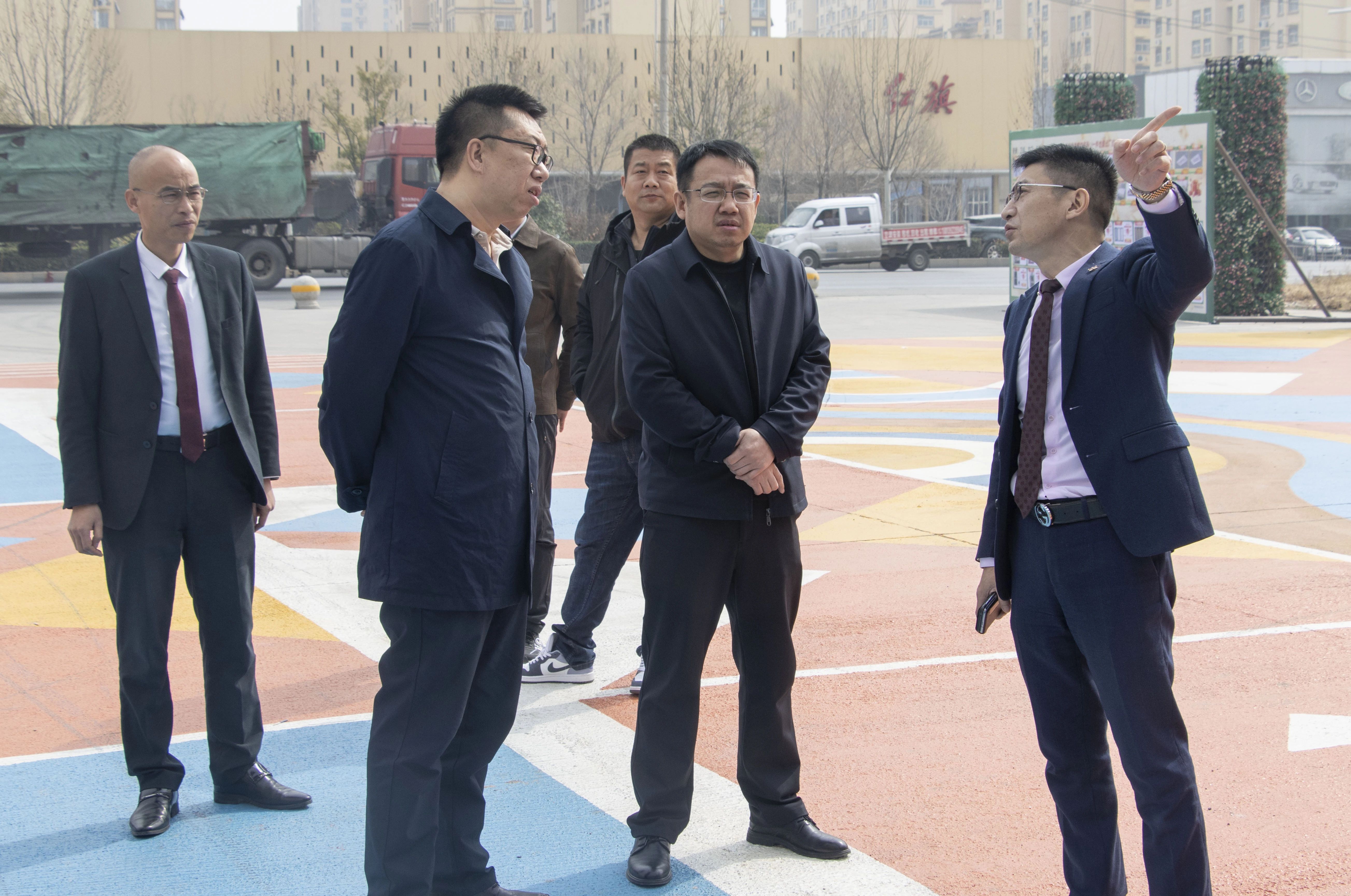 开发区管委会副主任李东华一行莅临万洲汇现场办公指导工作
