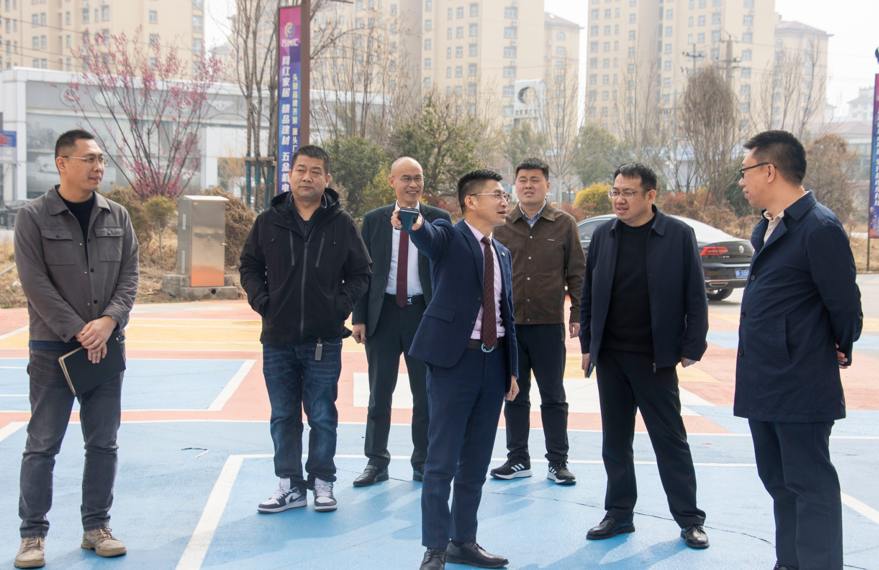 开发区管委会副主任李东华一行莅临万洲汇现场办公指导工作