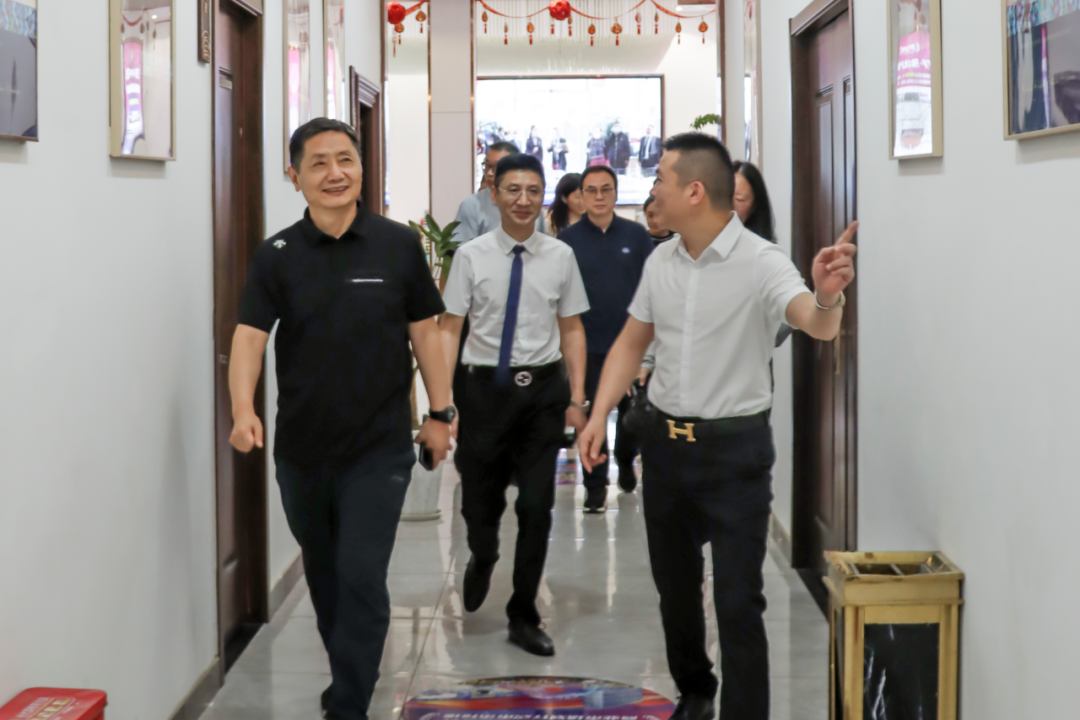 鹤壁市政协副主席、鹤壁经济技术开发区党工委书记王军一行莅临万洲汇现场办公指导工作