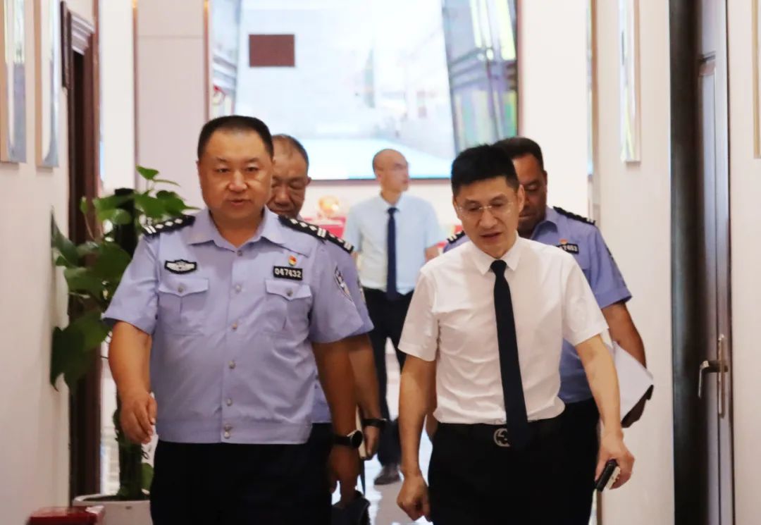 鹤壁市交警支队政委柴强一行,莅临万洲汇现场办公指导工作