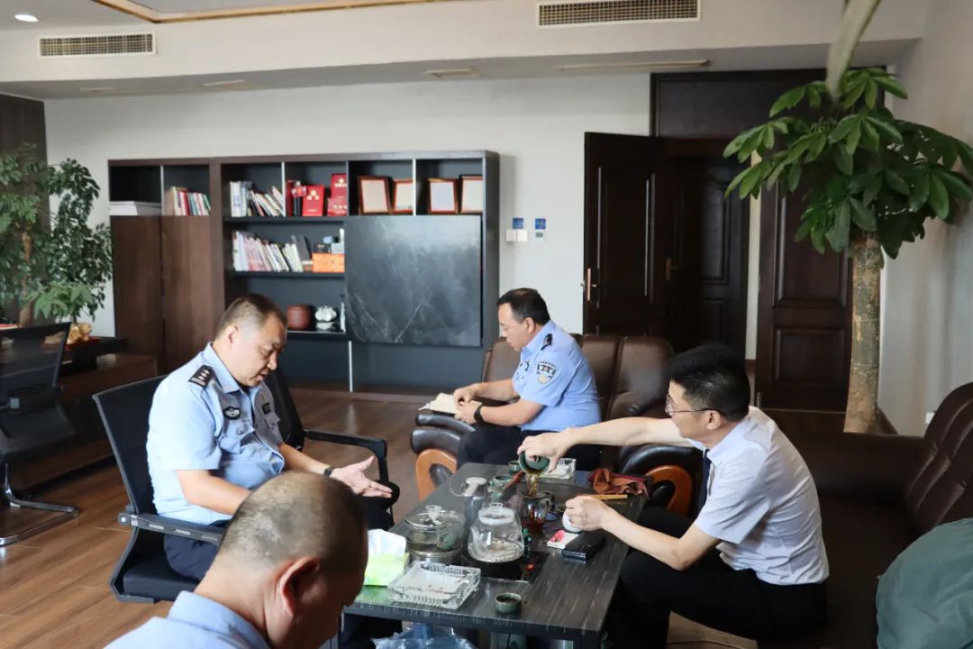 鹤壁市交警支队政委柴强一行,莅临万洲汇现场办公指导工作