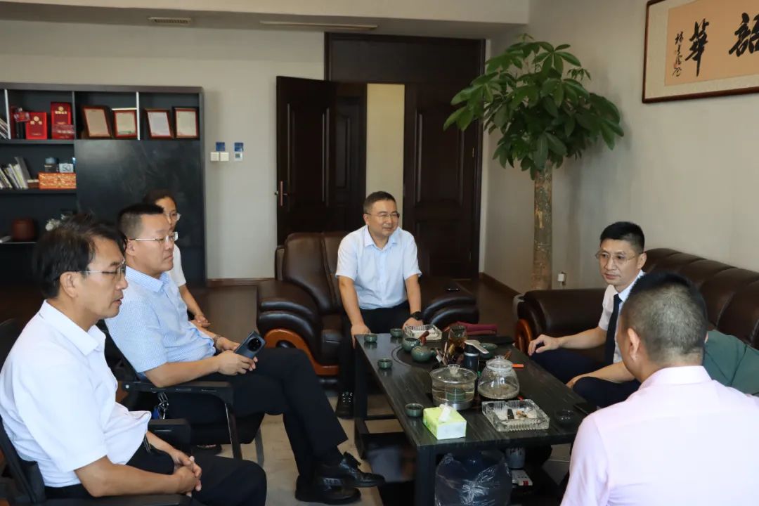 鹤壁市商务局局长李红生一行莅临万洲汇现场办公指导工作